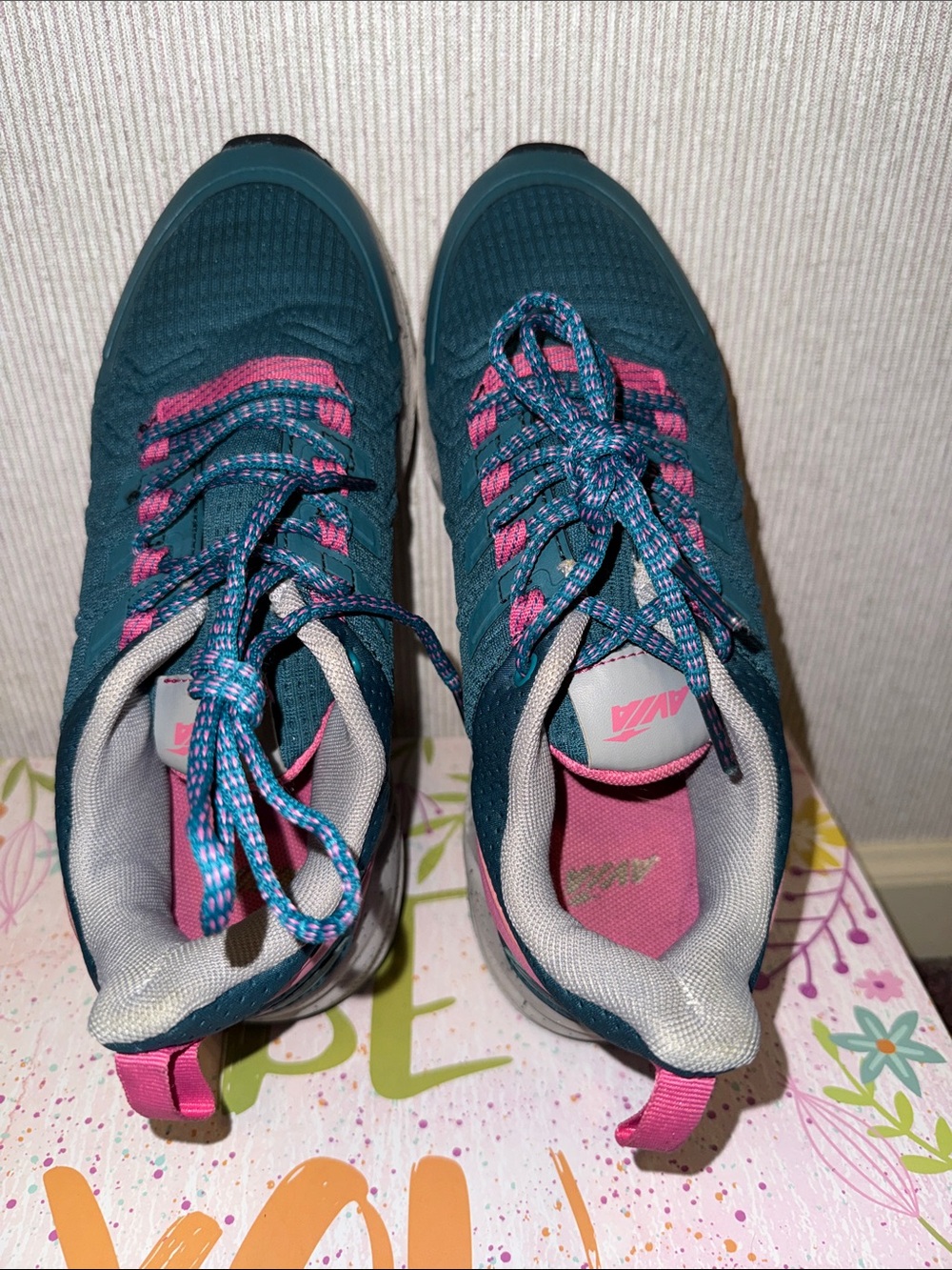 Wmn’s Avia Teal and Pink Athletic Sneakers